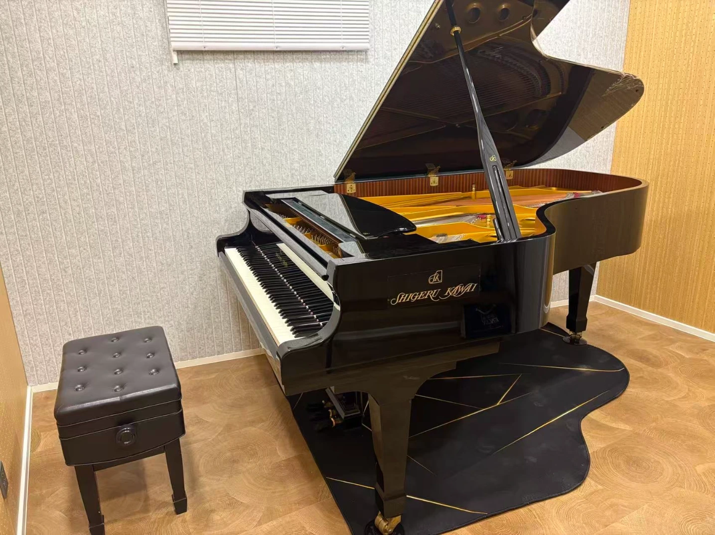 SOLO 三角琴房的 Shigeru Kawai 演奏級三角琴